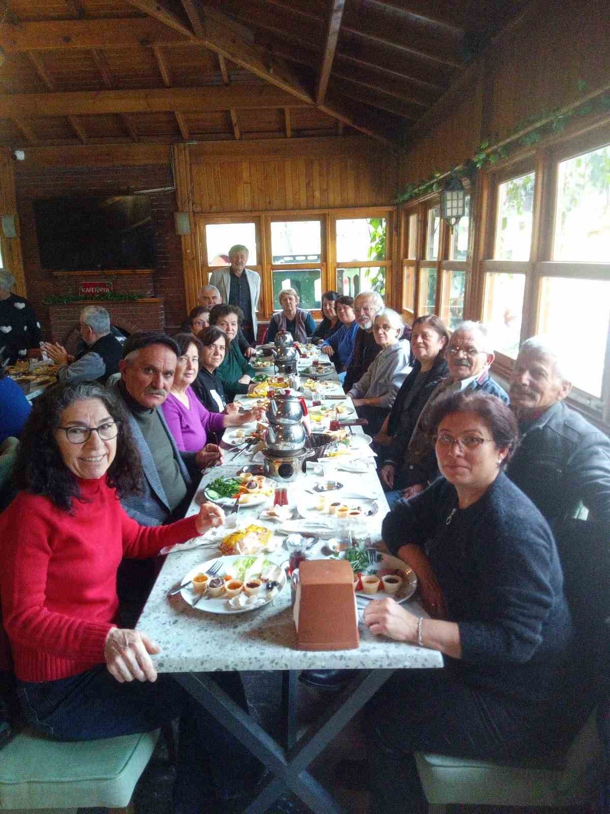 45 yıl önce aynı sırada oturan arkadaşlar kahvaltı sofrasında bir araya geldi
