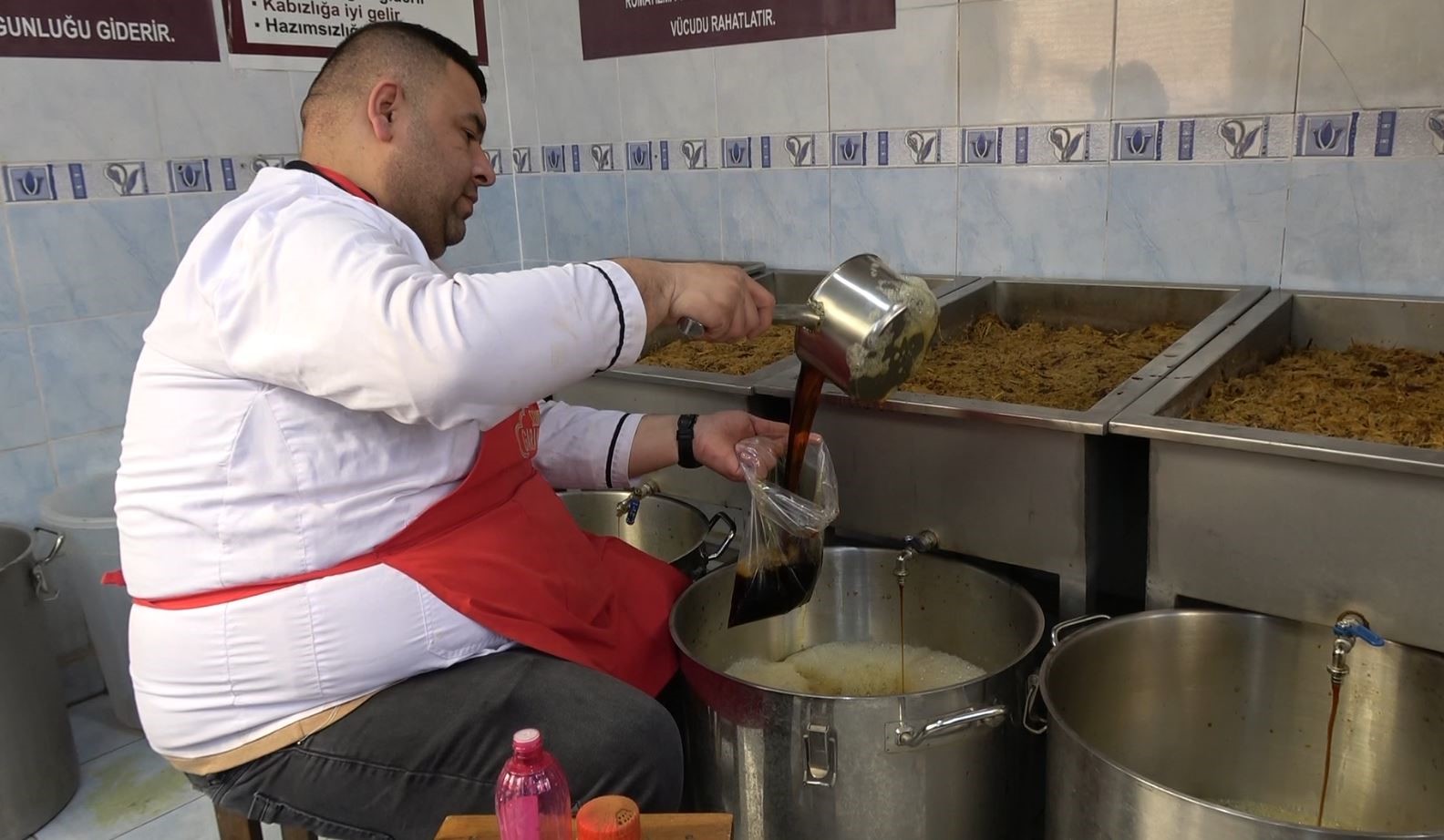 45 yıldır aynı yöntemle meyan şerbeti hazırlıyor

