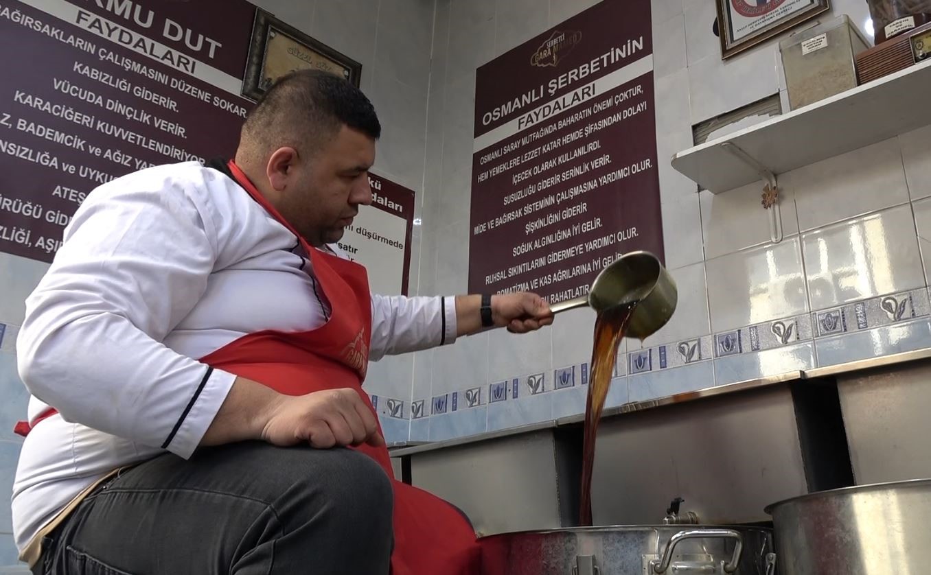 45 yıldır aynı yöntemle meyan şerbeti hazırlıyor
