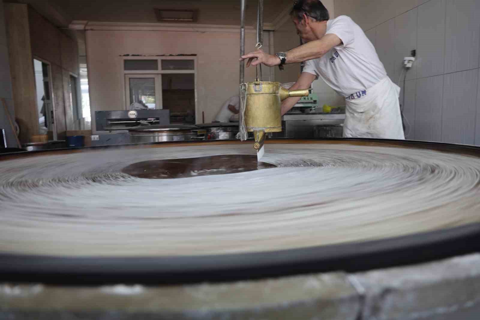 45 yıllık bakır ocakta geleneksel tel kadayıf
45 yıllık bakır ocakta geleneksel tel kadayıf