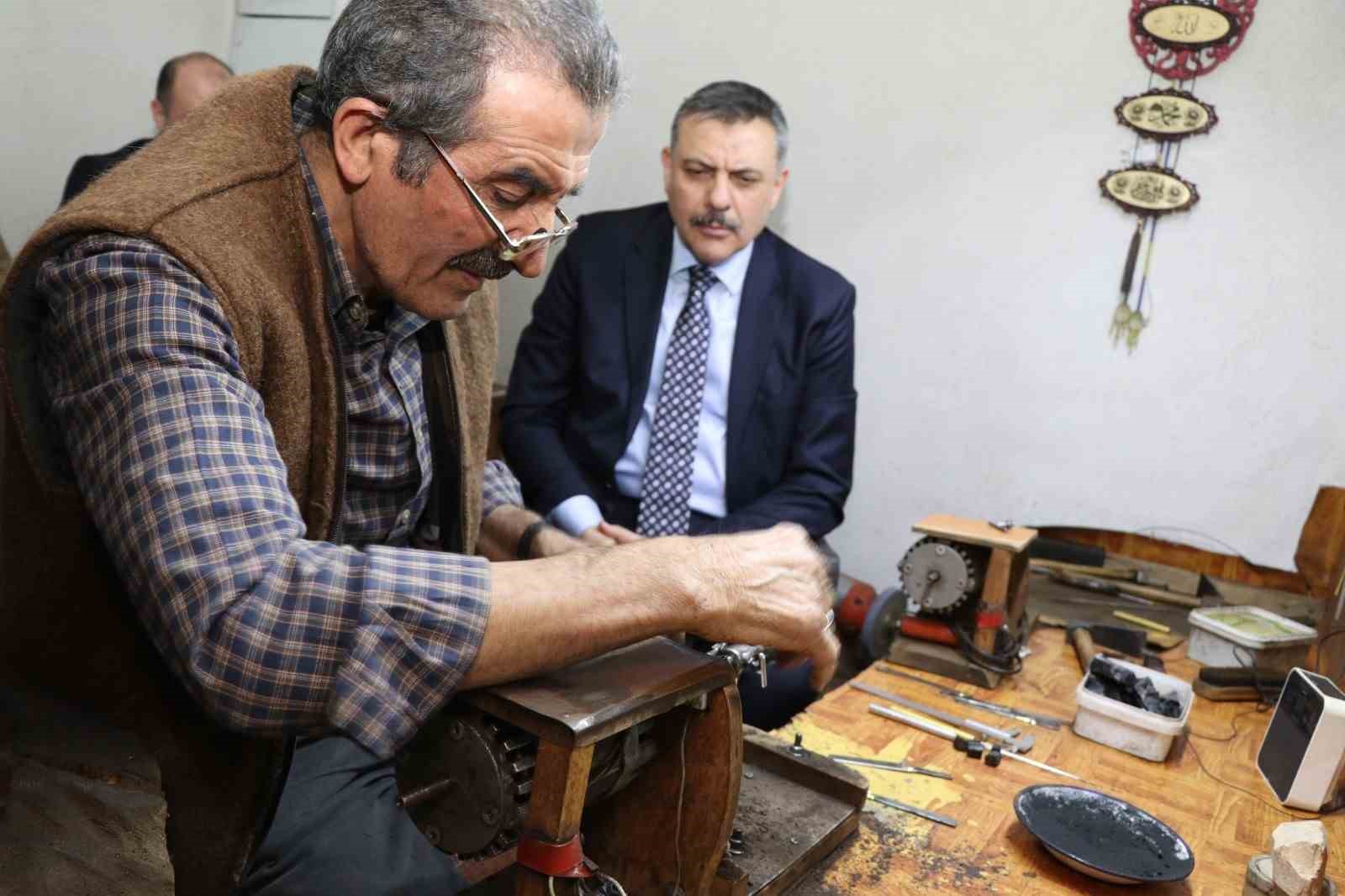 45 yıllık Oltu taşı ustası Hali Aydın’a vefa
