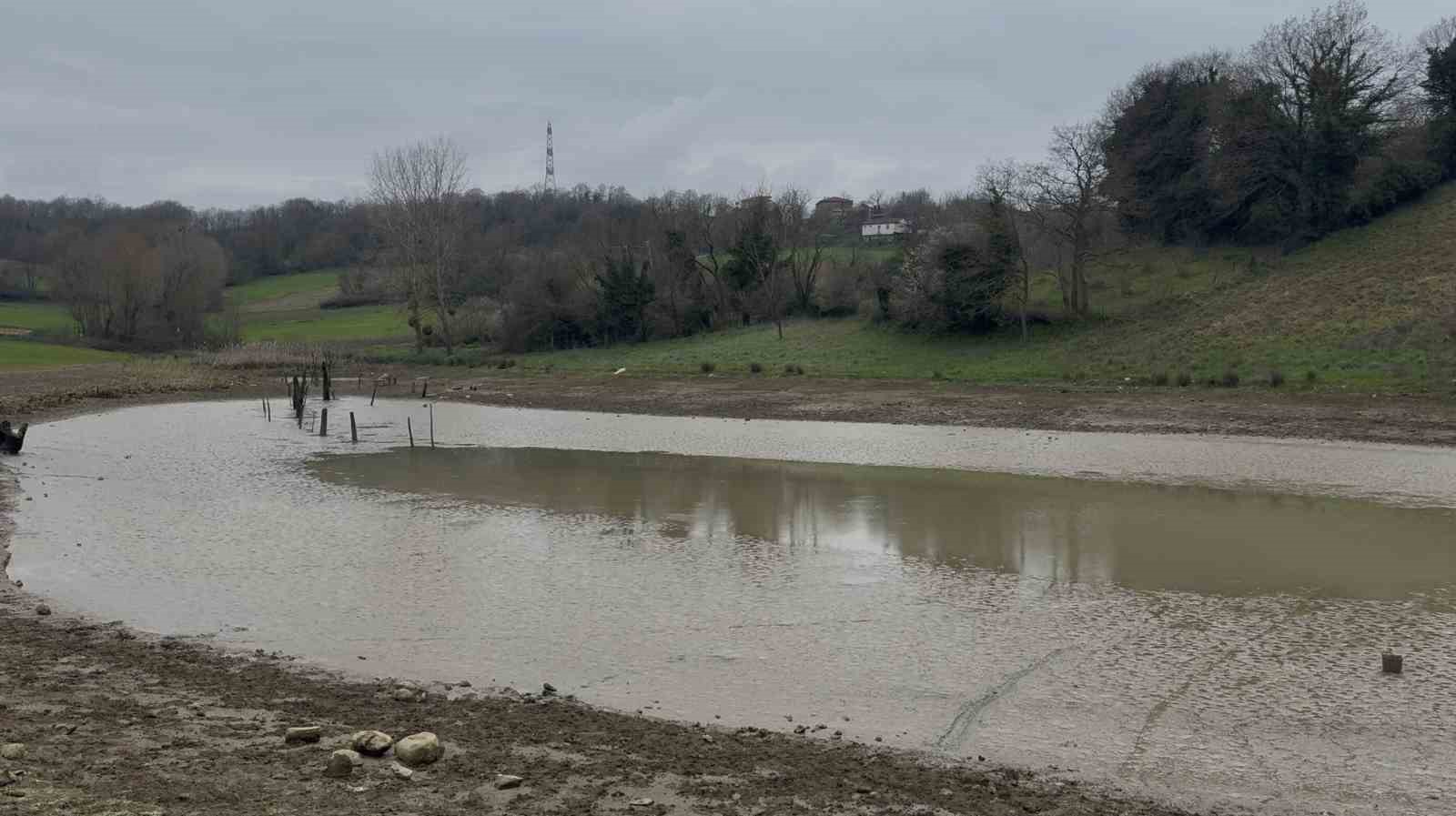 46 yıl sonra ortaya çıktı: Gölet çöktü, su yer altından başka noktadan çıktı
