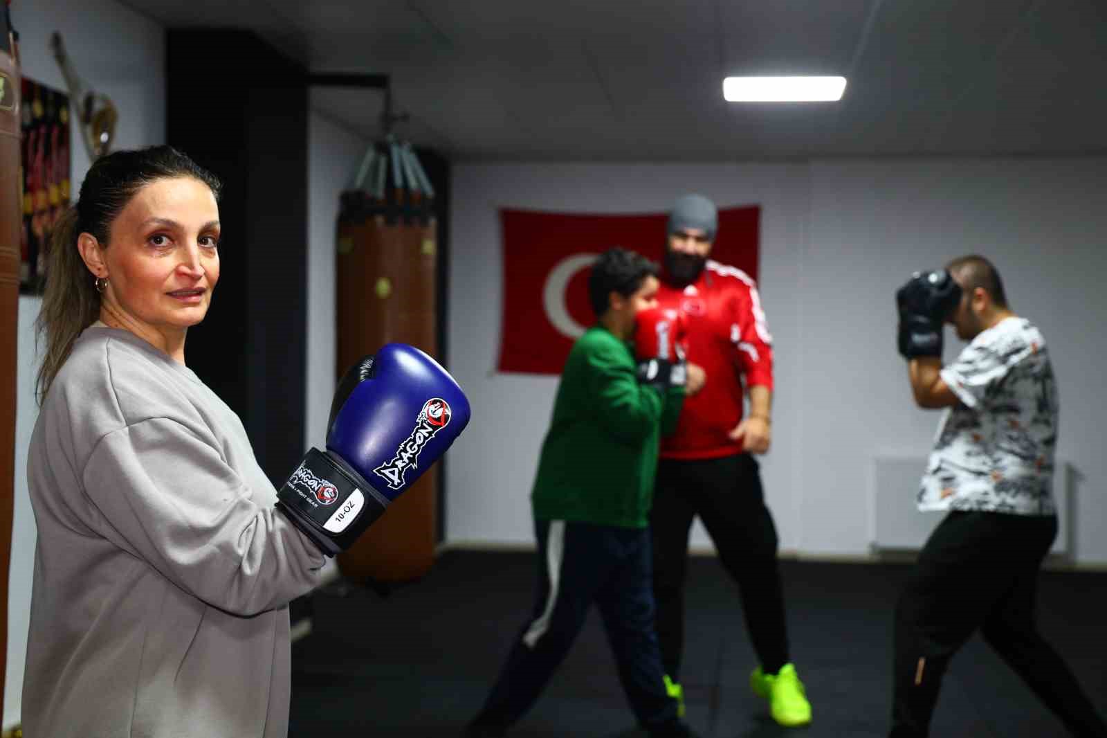 47 yaşındaki hemşire anne çocuklarıyla birlikte eldiven giyip ringe çıktı
