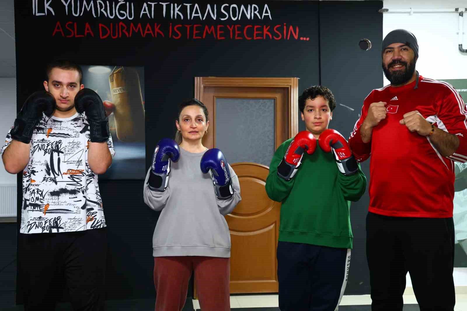 47 yaşındaki hemşire anne çocuklarıyla birlikte eldiven giyip ringe çıktı
