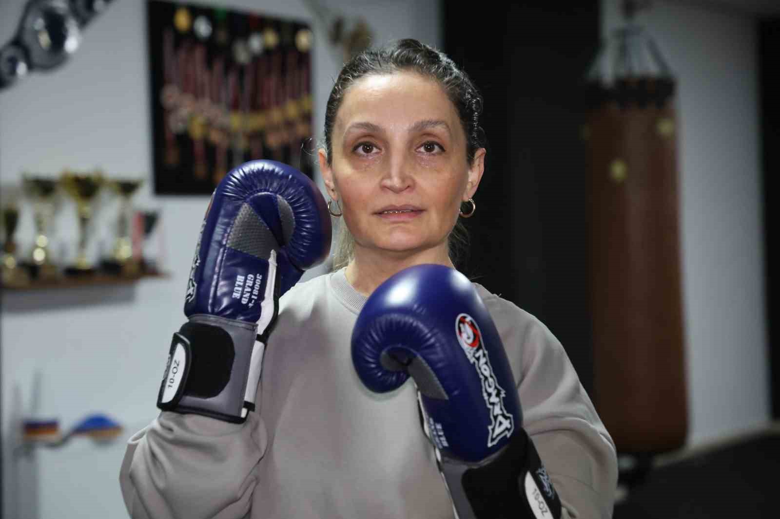 47 yaşındaki hemşire anne çocuklarıyla birlikte eldiven giyip ringe çıktı
