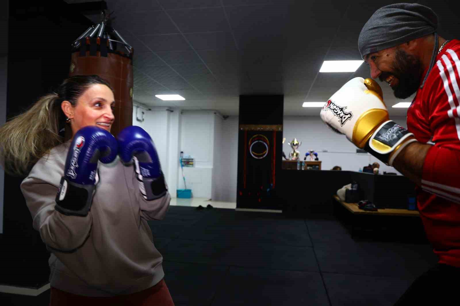 47 yaşındaki hemşire anne çocuklarıyla birlikte eldiven giyip ringe çıktı
