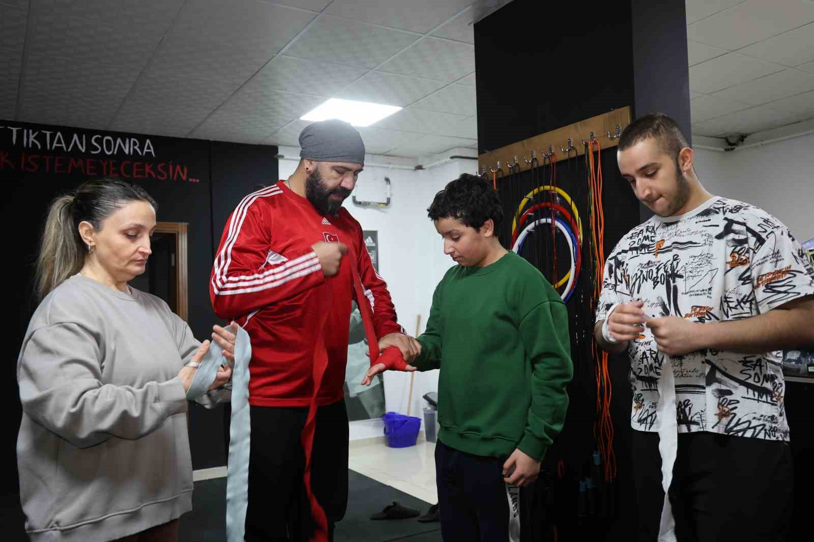 47 yaşındaki hemşire anne çocuklarıyla birlikte eldiven giyip ringe çıktı
