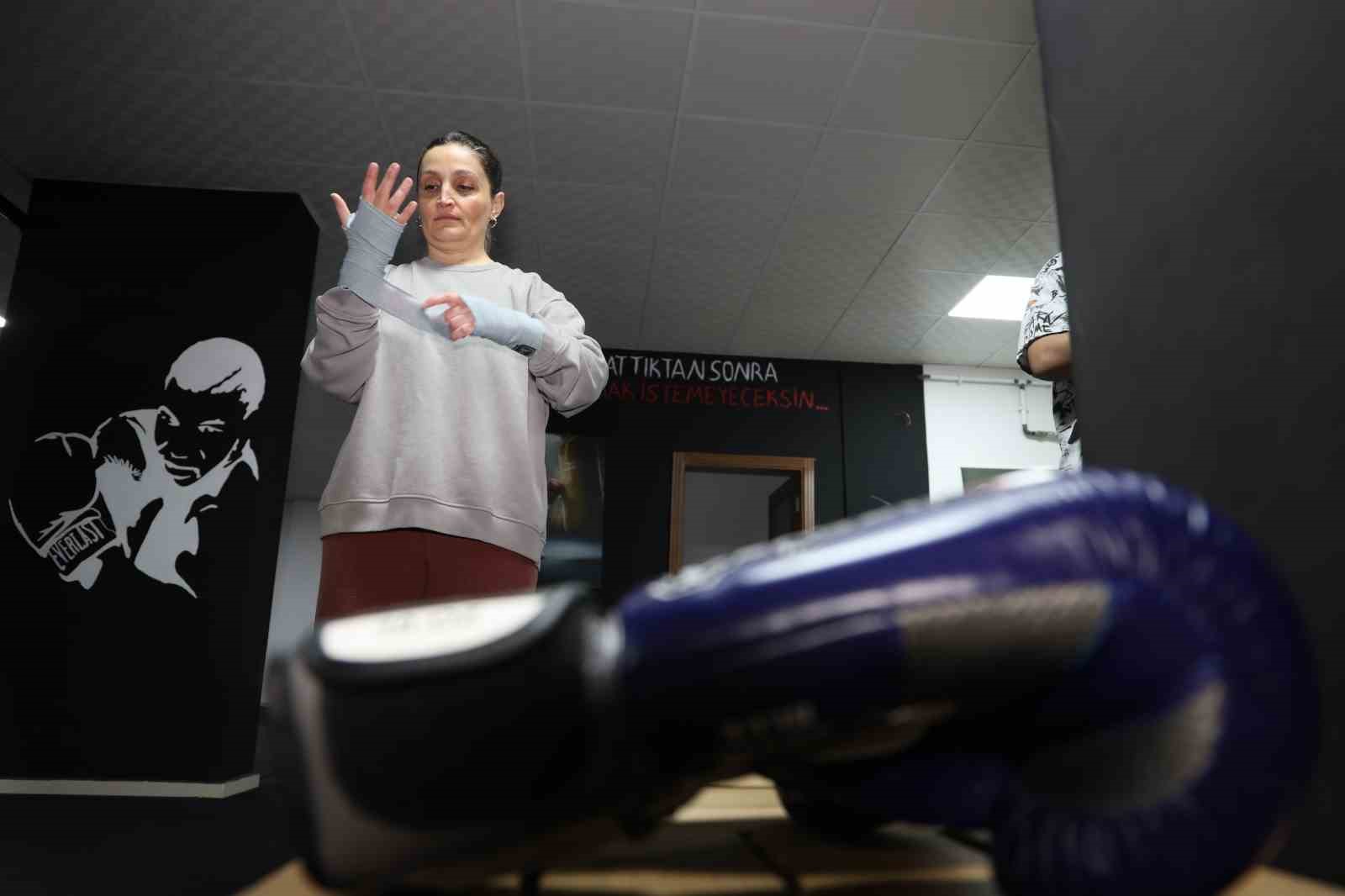 47 yaşındaki hemşire anne çocuklarıyla birlikte eldiven giyip ringe çıktı
