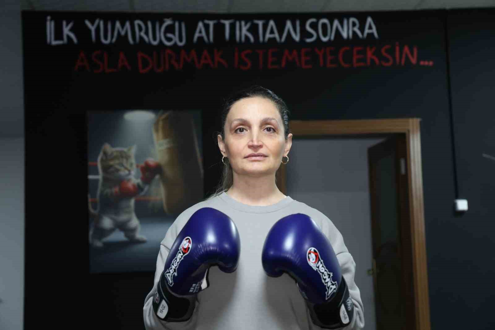 47 yaşındaki hemşire anne çocuklarıyla birlikte eldiven giyip ringe çıktı
