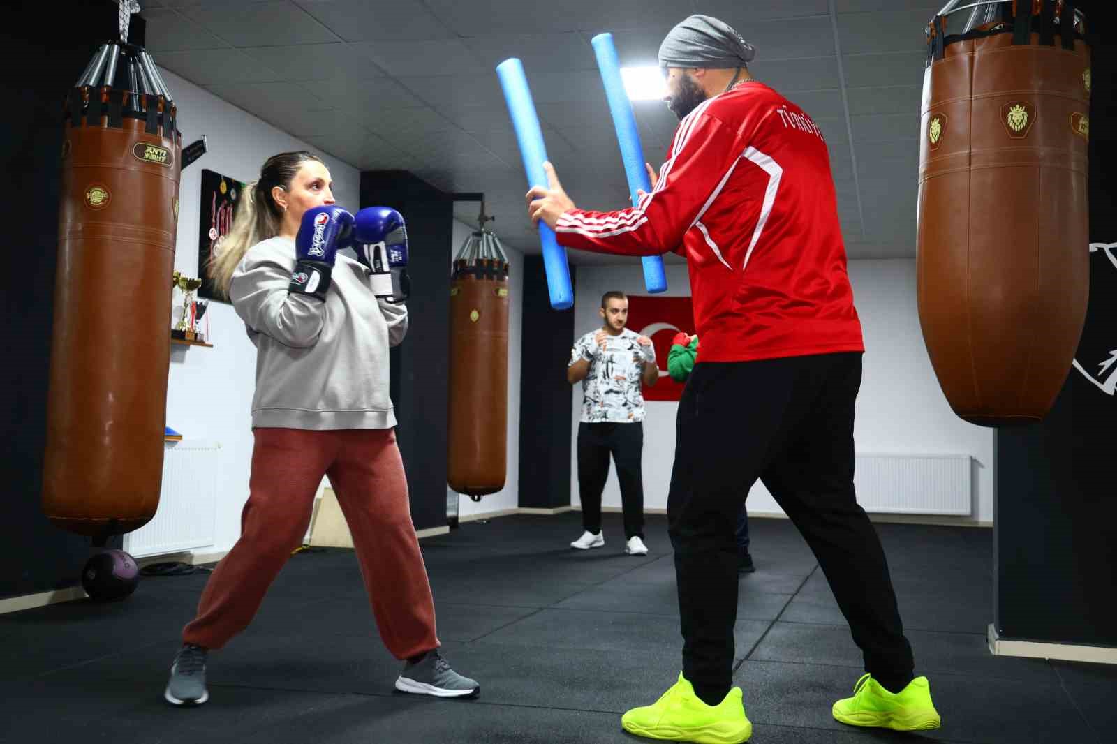 47 yaşındaki hemşire anne çocuklarıyla birlikte eldiven giyip ringe çıktı
