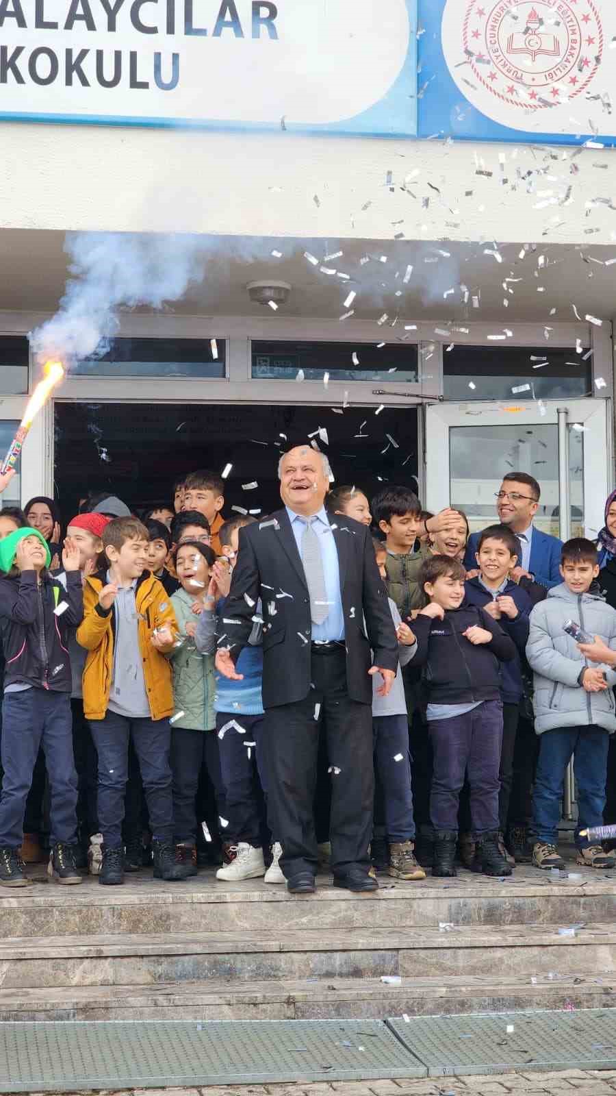 47 yıllık eğitimci alkışlarla mesleğine veda etti
