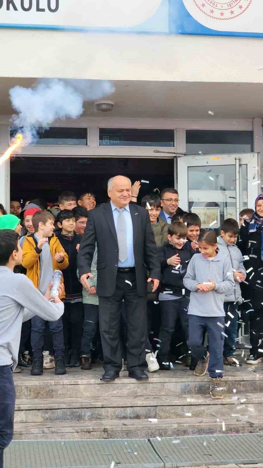 47 yıllık eğitimci alkışlarla mesleğine veda etti
