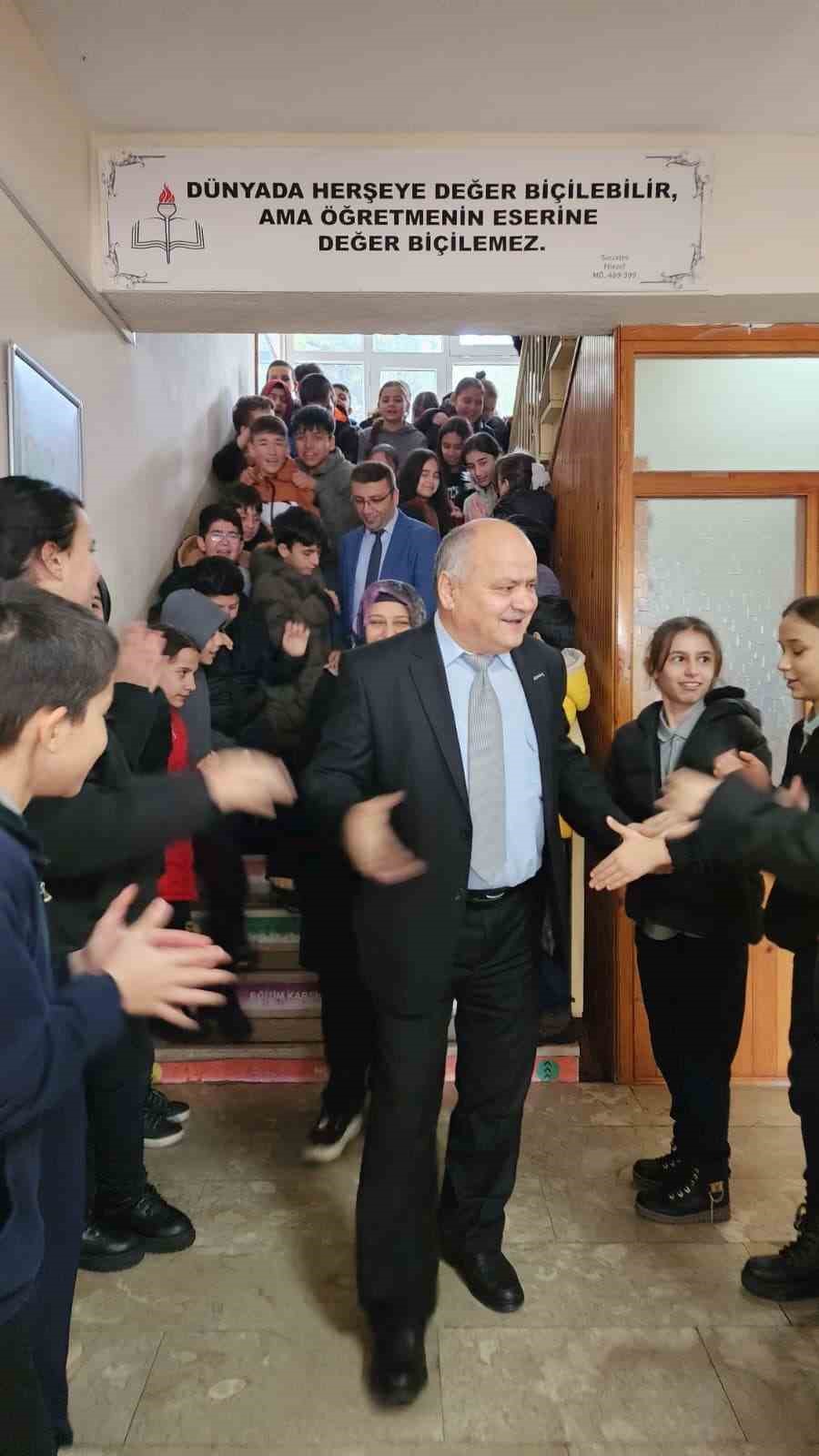 47 yıllık eğitimci alkışlarla mesleğine veda etti
