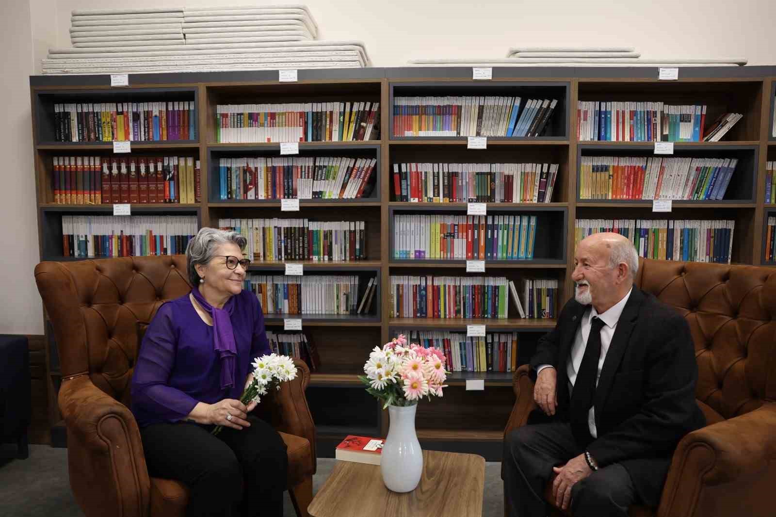 47 yıllık eşine Sevgililer Günü sürprizi yaptı
47 yıllık eşine Sevgililer Günü sürprizi yaptı