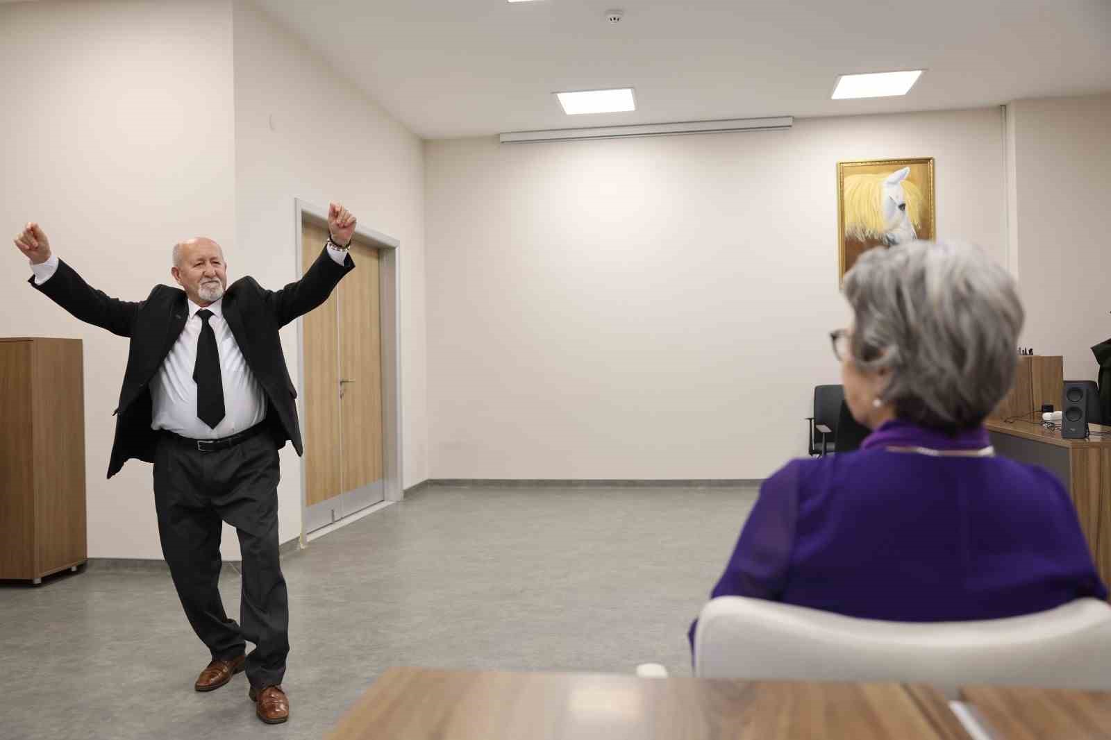 47 yıllık eşine Sevgililer Günü sürprizi yaptı
47 yıllık eşine Sevgililer Günü sürprizi yaptı