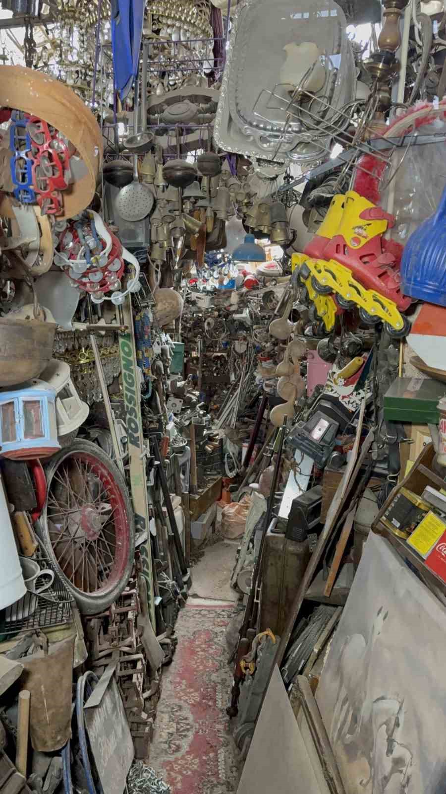 47 yıllık tutku servete dönüştü: antika dükkânında adım atacak yer yok
