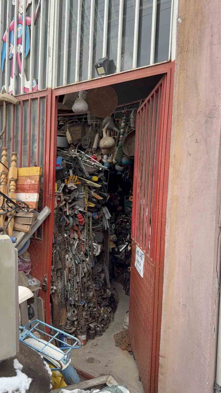 47 yıllık tutku servete dönüştü: antika dükkânında adım atacak yer yok
