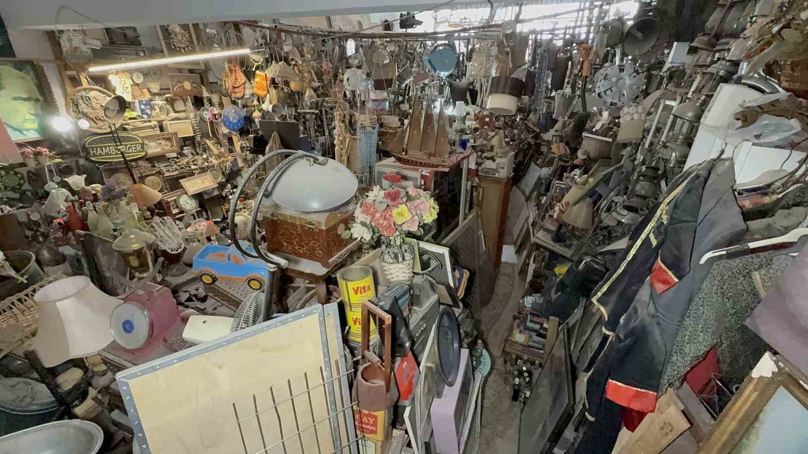 47 yıllık tutku servete dönüştü: antika dükkânında adım atacak yer yok
