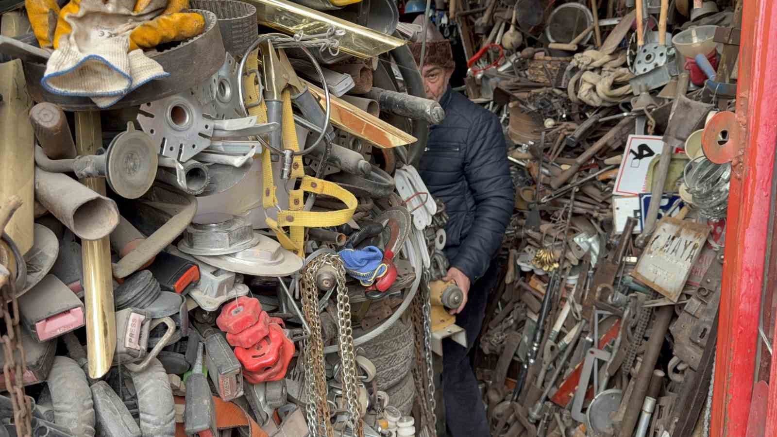 47 yıllık tutku servete dönüştü: antika dükkânında adım atacak yer yok
