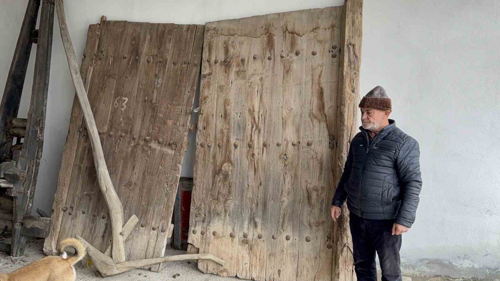 47 yıllık tutku servete dönüştü: antika dükkânında adım atacak yer yok
