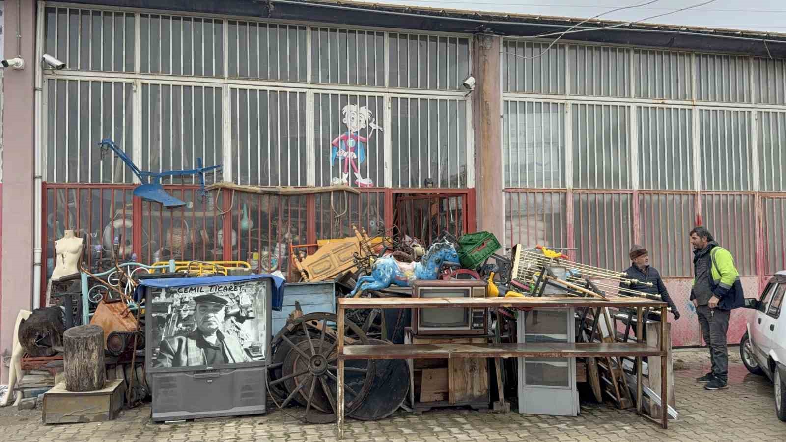 47 yıllık tutku servete dönüştü: antika dükkânında adım atacak yer yok
