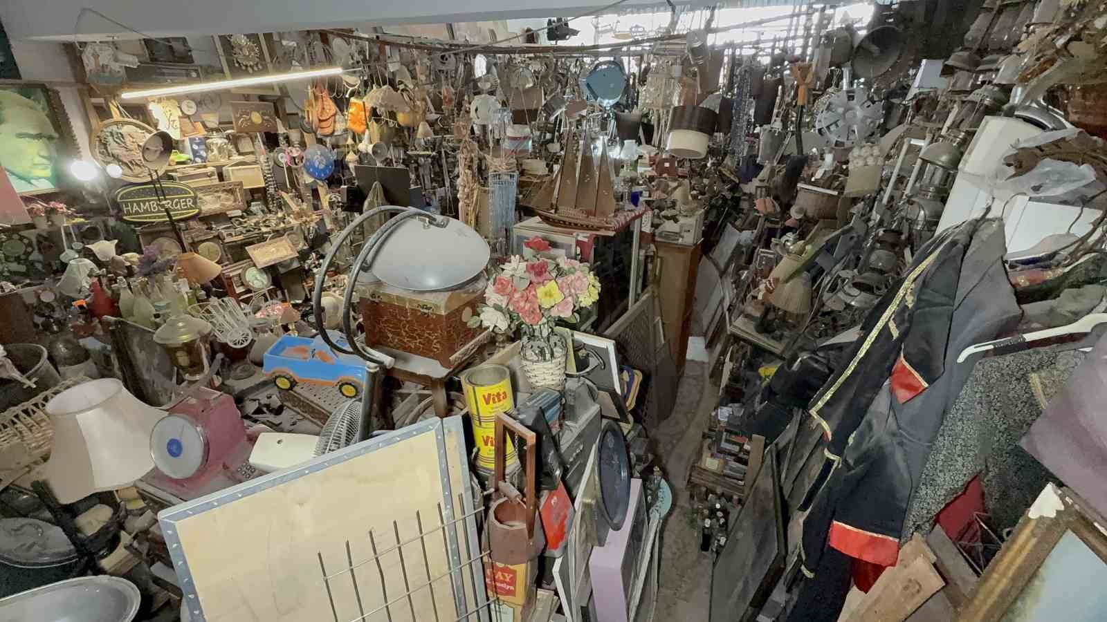 47 yıllık tutku servete dönüştü: antika dükkânında adım atacak yer yok
