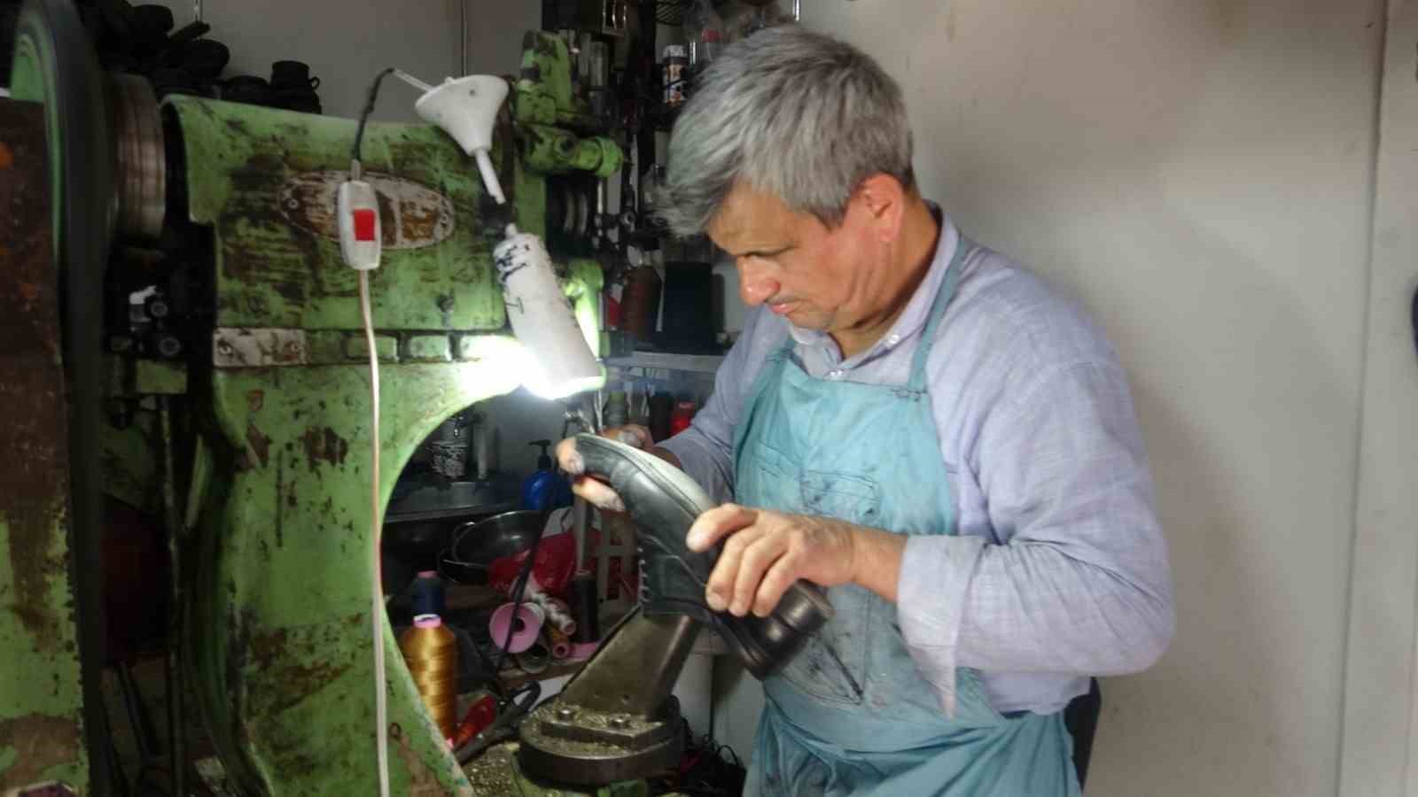 48 yıllık usta çalışma azmiyle gençlere örnek oluyor
