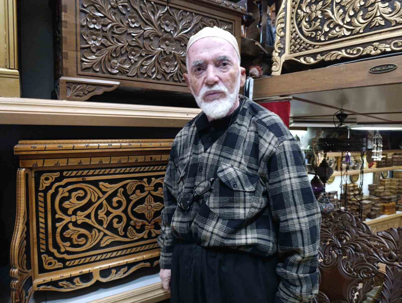 49 yıldır oymacı sandık ustalığı yapıyor
