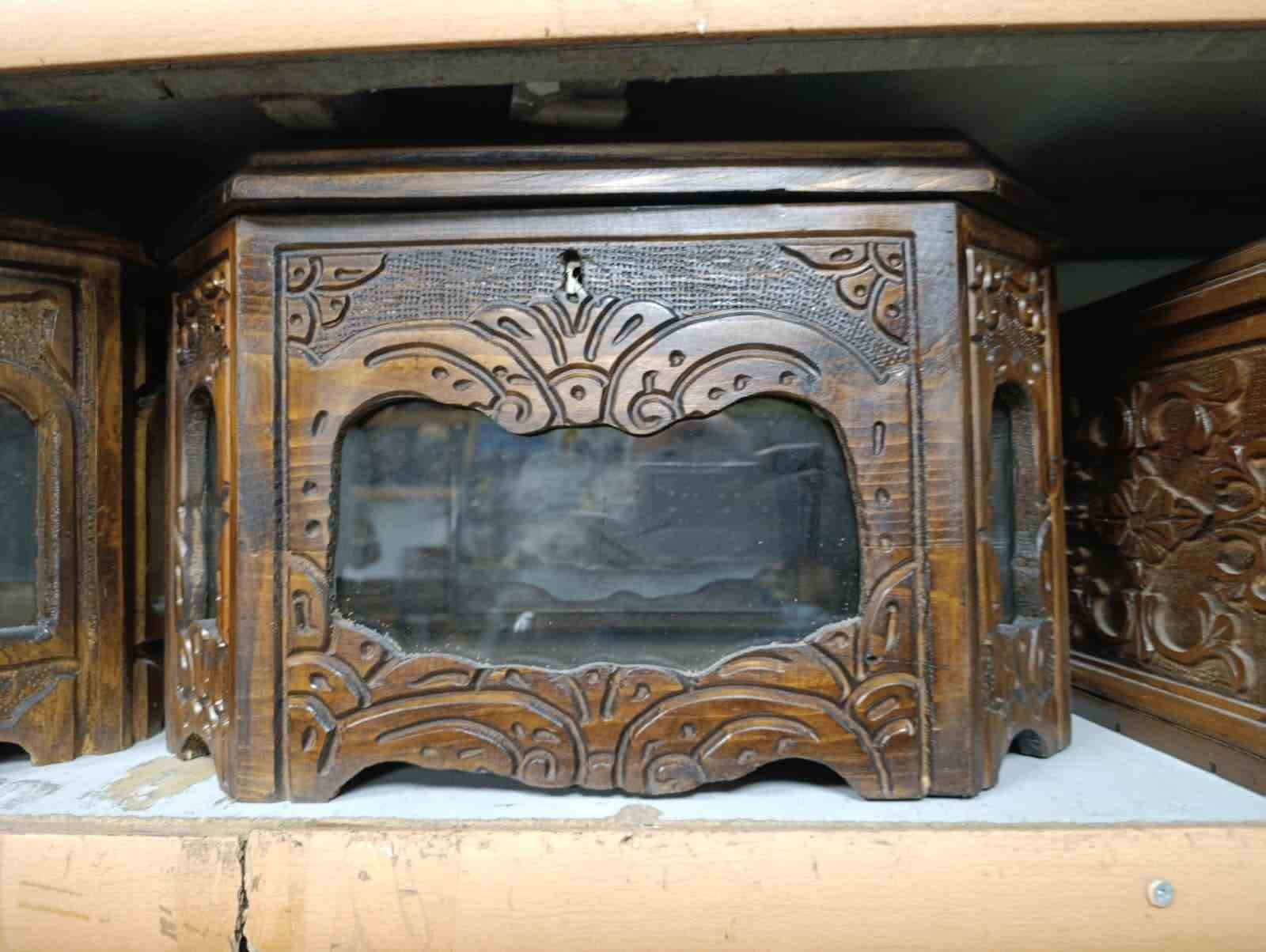 49 yıldır oymacı sandık ustalığı yapıyor
