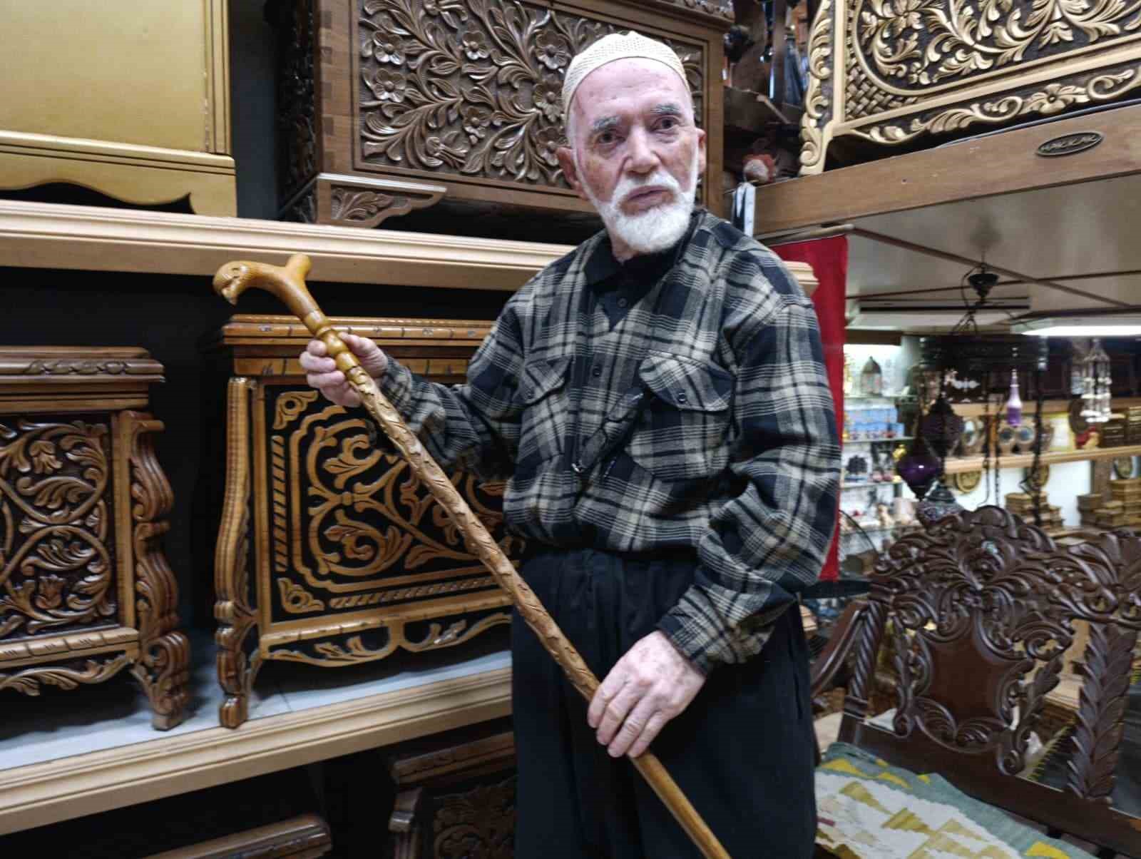 49 yıldır oymacı sandık ustalığı yapıyor
