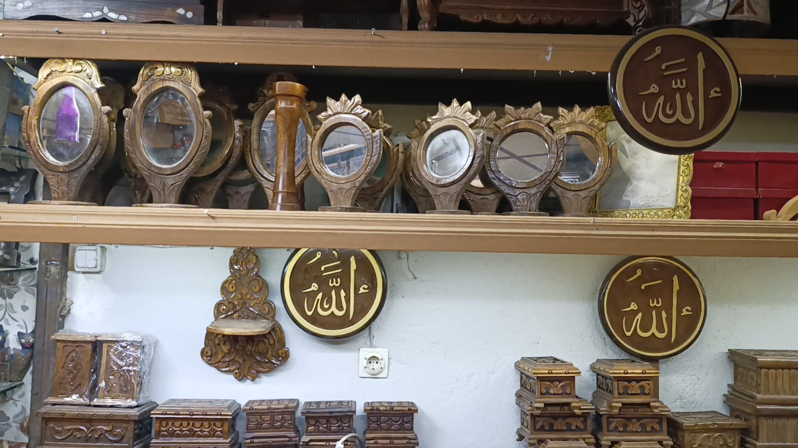 49 yıldır oymacı sandık ustalığı yapıyor
