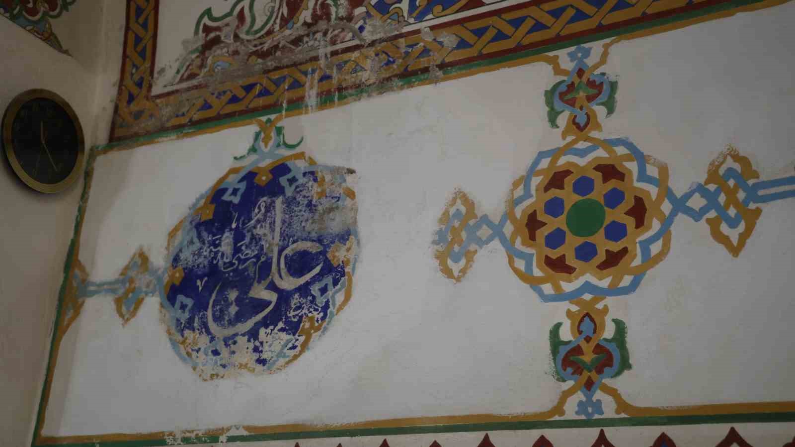 5 asırlık miras alarm veriyor: Ahi Evran Cami’nin sıva ve boyaları dökülüyor
