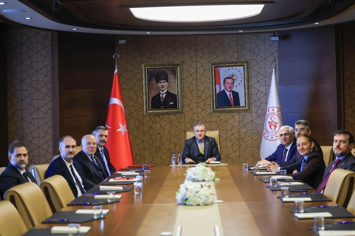 5 bin kişilik salon için imzalar atıldı
