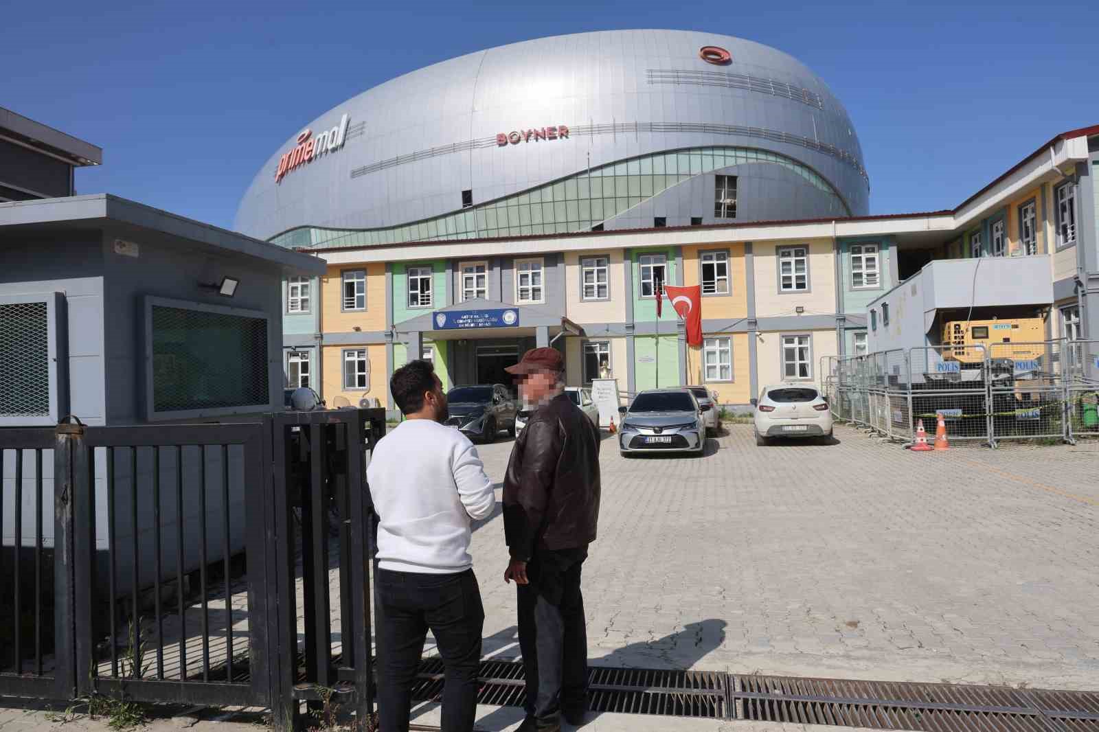 5 buçuk milyon TL’lik vurgunun ardından emekli öğretmeni de dolandırmaya çalışan sahte başkomiserin ‘suç’ oyununu polis bozdu
