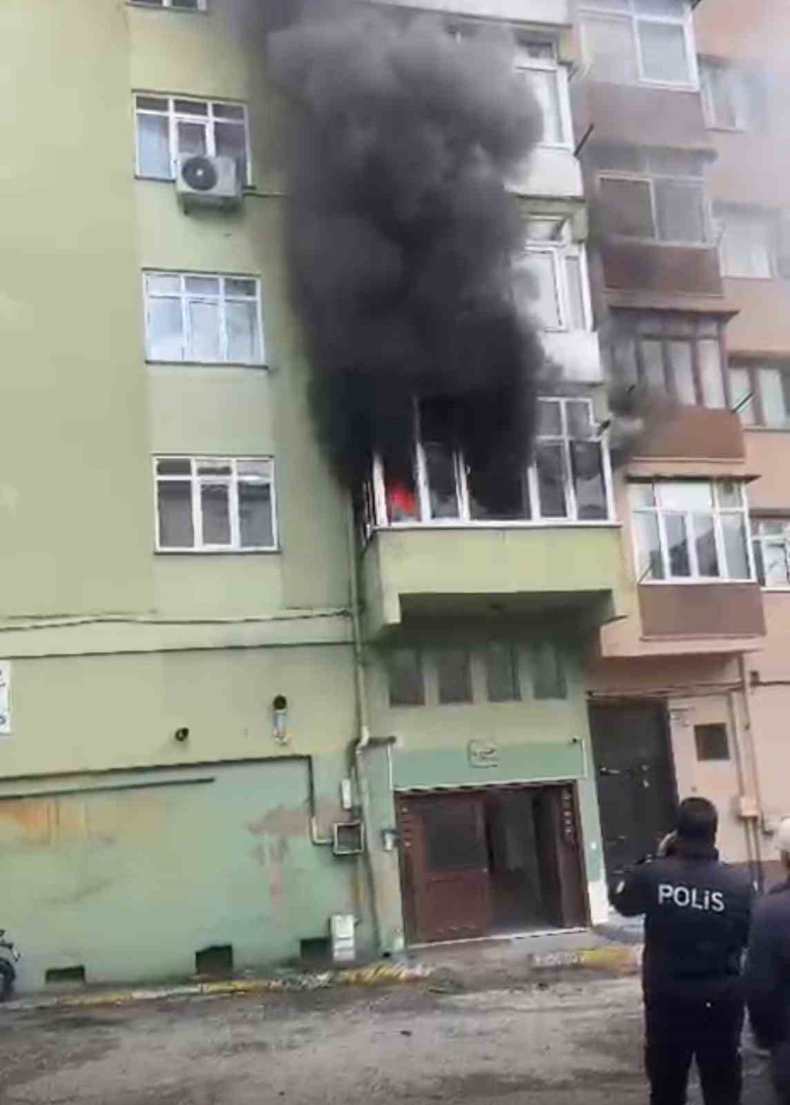 5 katlı apartmanda yangın paniği: 8 kişi itfaiye ekiplerince kurtarıldı
