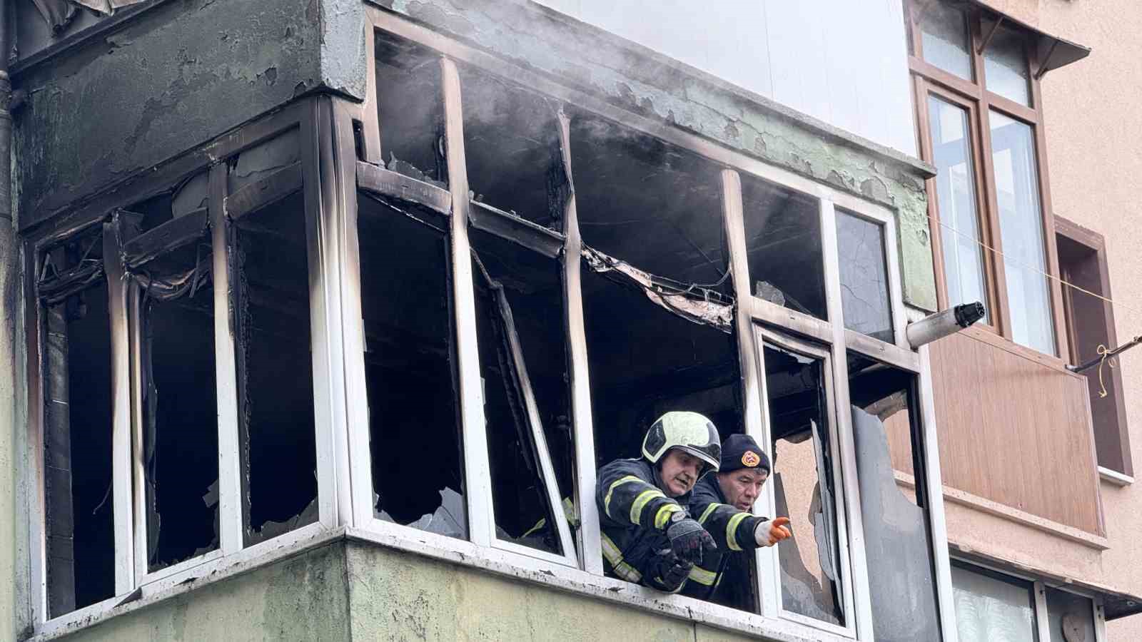 5 katlı apartmanda yangın paniği: 8 kişi itfaiye ekiplerince kurtarıldı
