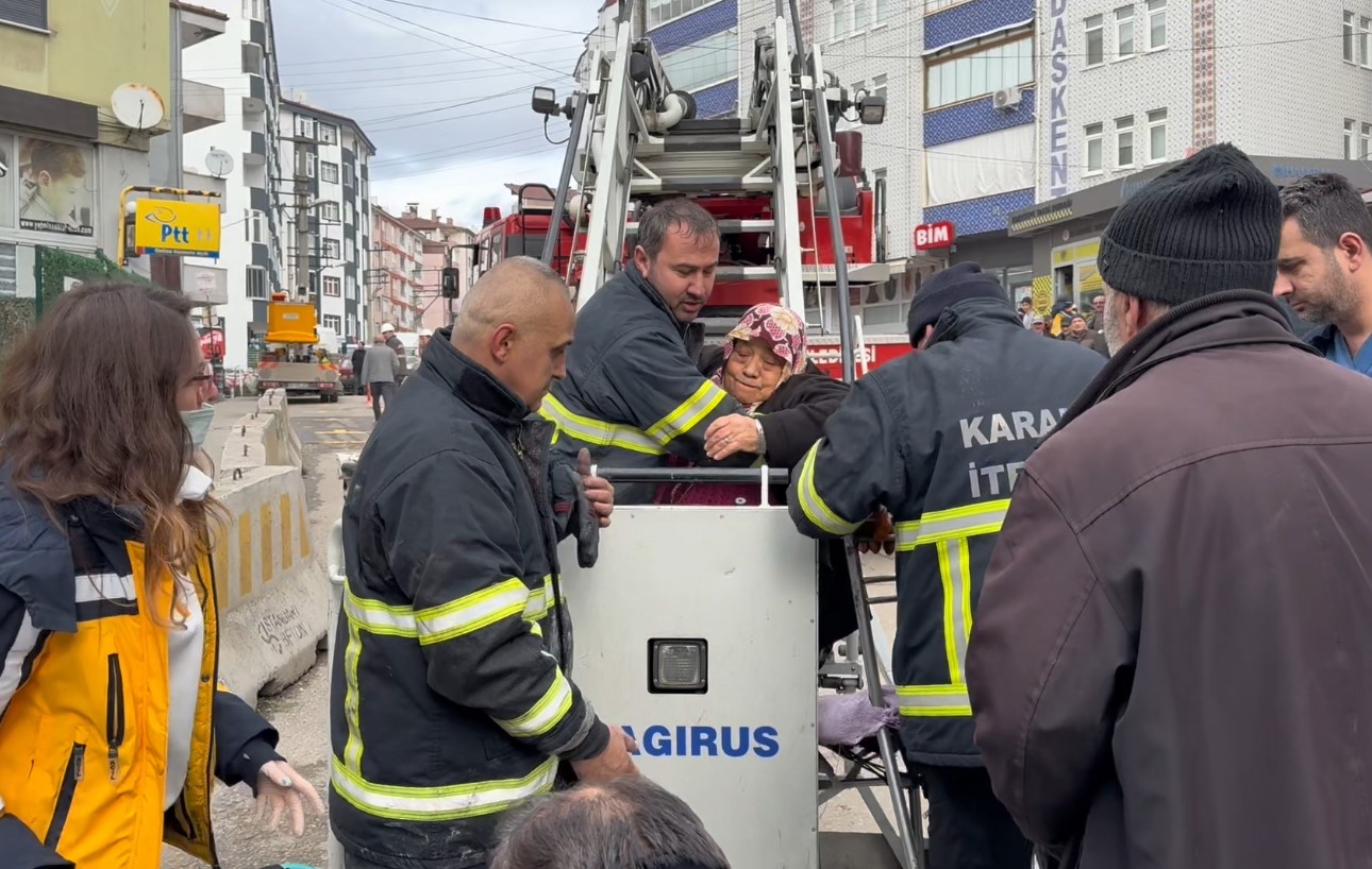 5 katlı apartmanda yangın paniği: 8 kişi itfaiye ekiplerince kurtarıldı
