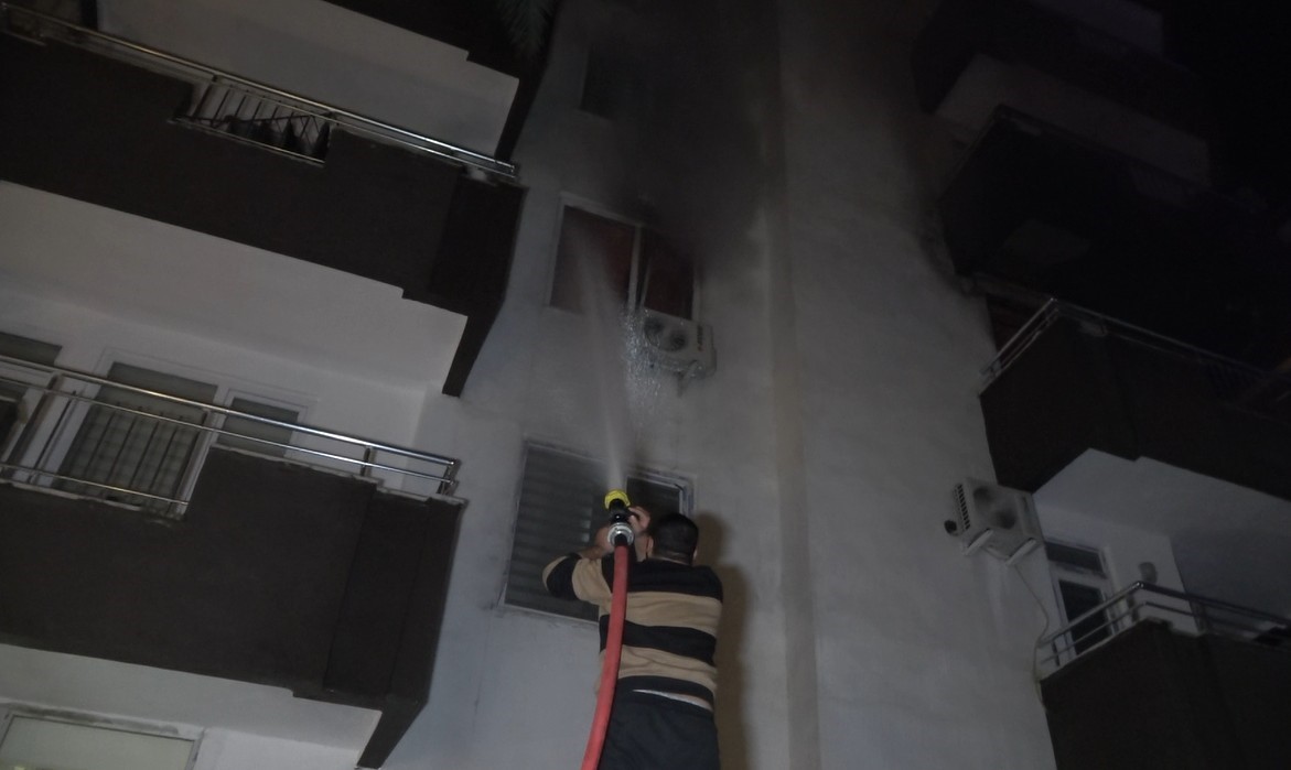 5 katlı binada korkutan yangın:2 kişi dumandan etkilendi
