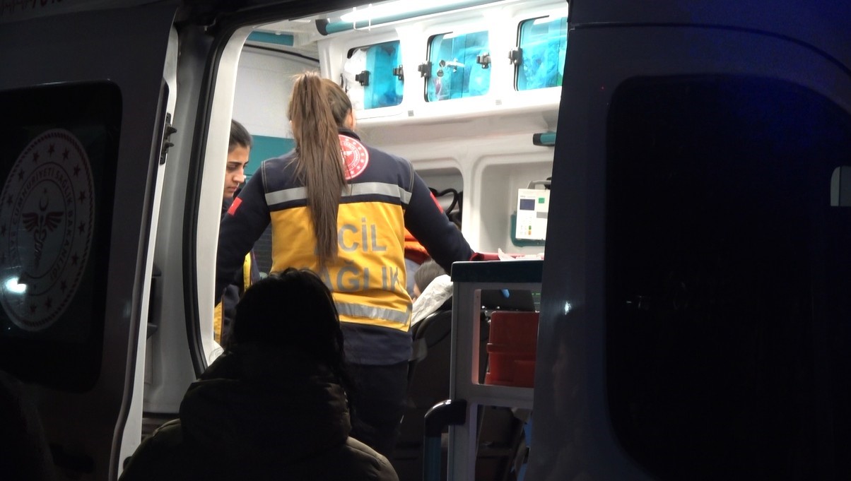 5 katlı binada korkutan yangın:2 kişi dumandan etkilendi
