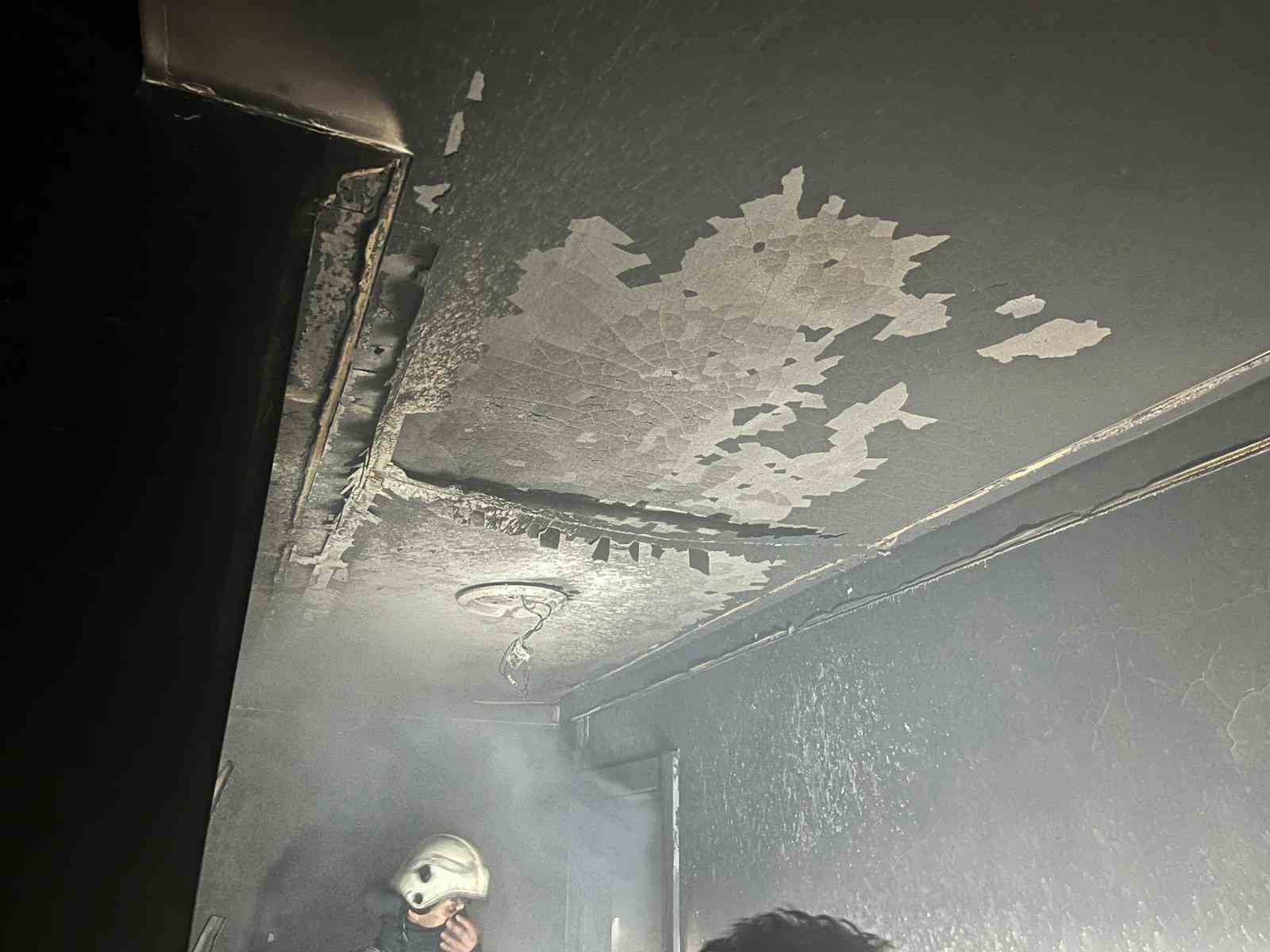 5 katlı binada korkutan yangın:2 kişi dumandan etkilendi
