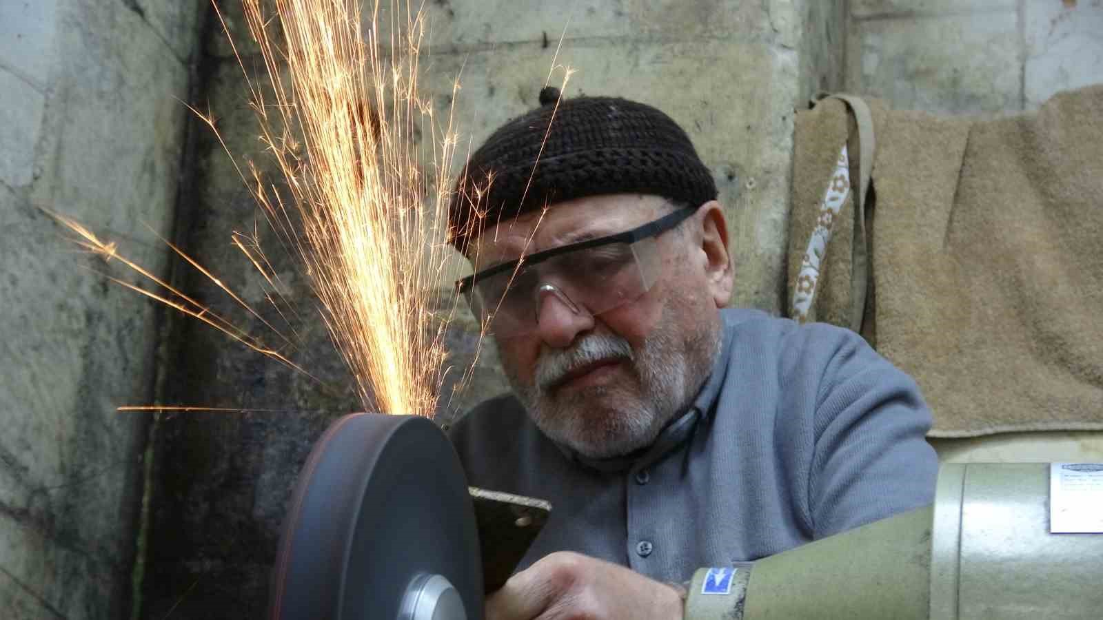 5 metrekarelik dükkanında 67 yıldır bıçakçılık yapıyor
