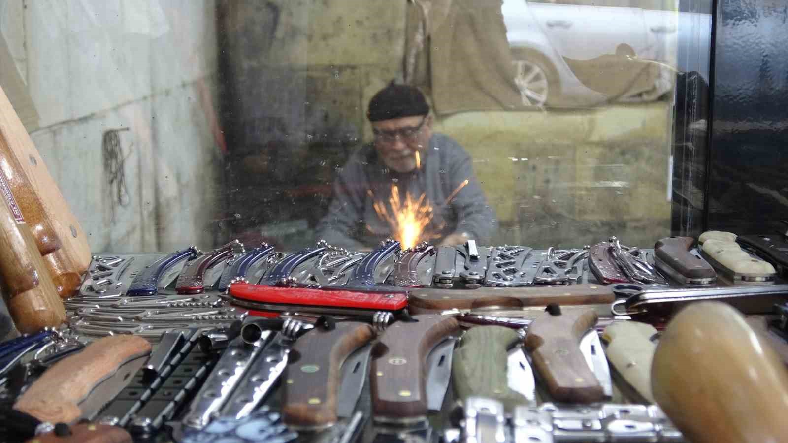 5 metrekarelik dükkanında 67 yıldır bıçakçılık yapıyor
