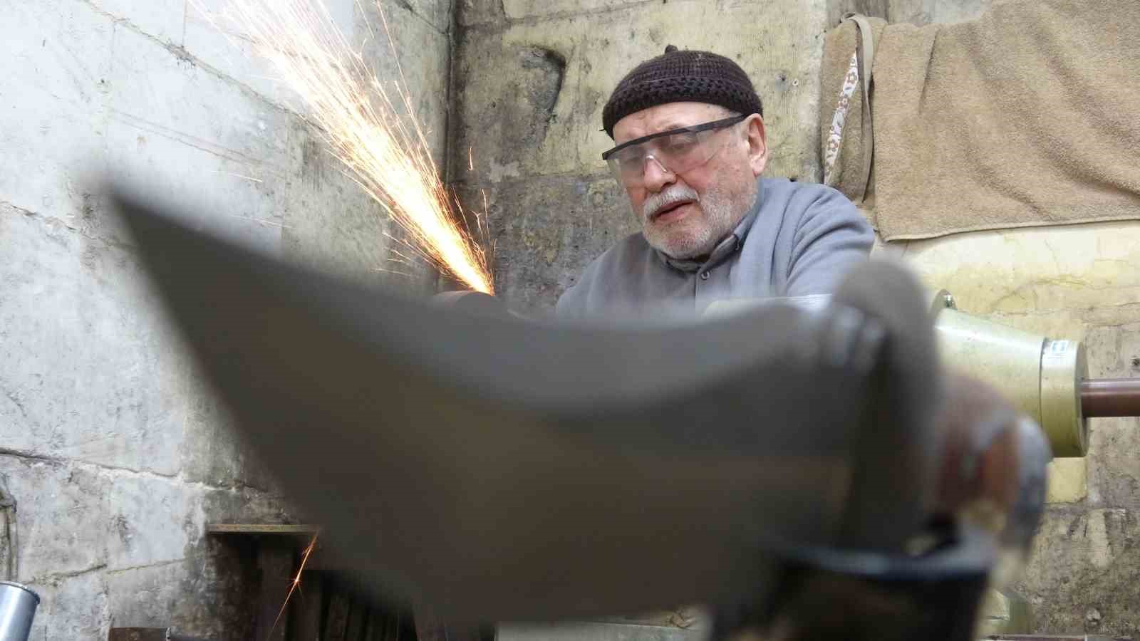 5 metrekarelik dükkanında 67 yıldır bıçakçılık yapıyor
