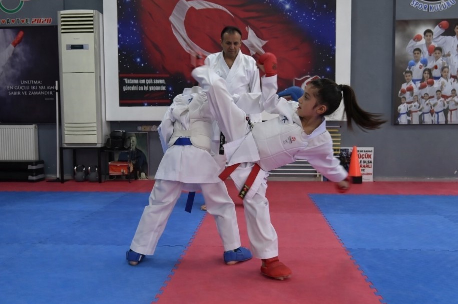 5 yaşında başladığı karate sporunda 7 yaşında Türkiye şampiyonu oldu
