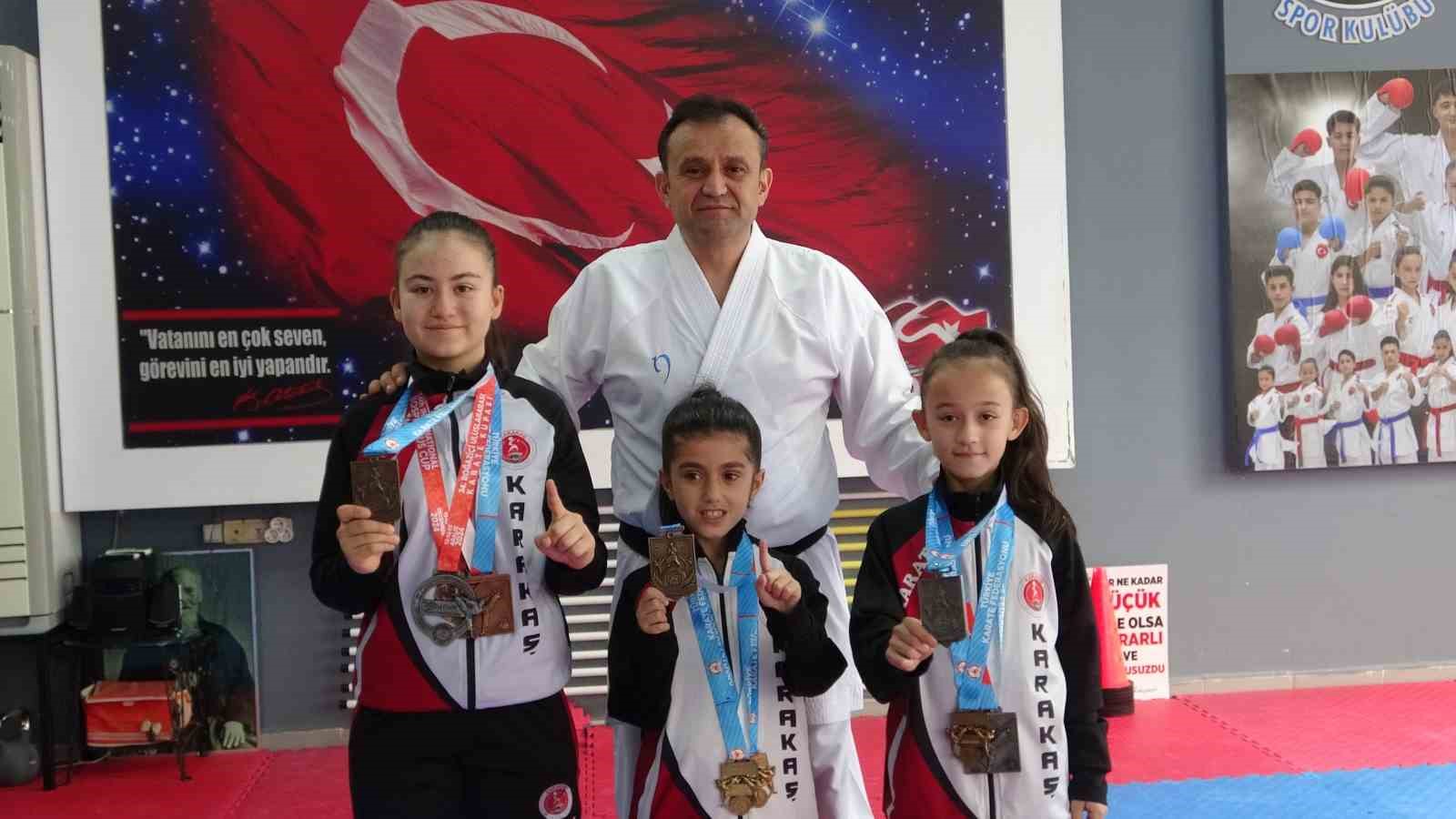5 yaşında başladığı karate sporunda 7 yaşında Türkiye şampiyonu oldu
