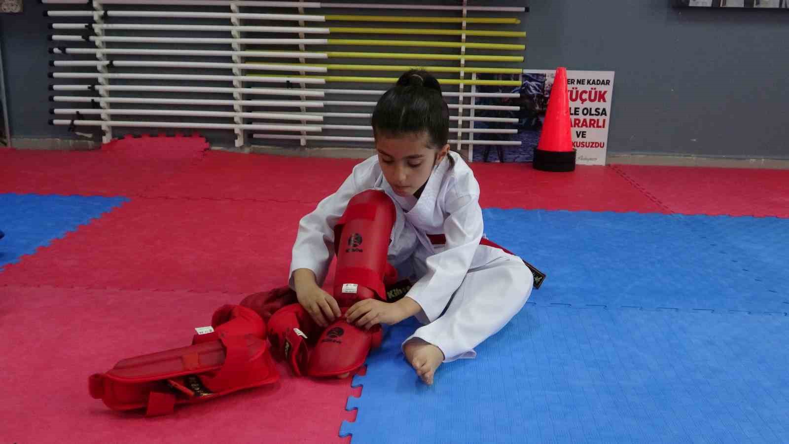 5 yaşında başladığı karate sporunda 7 yaşında Türkiye şampiyonu oldu
