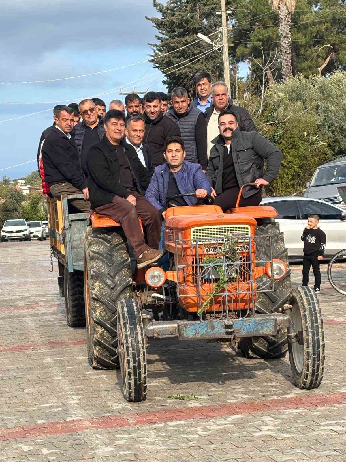 50 yıllık gelenek bozulmadı, traktörle mezarlık ziyareti
