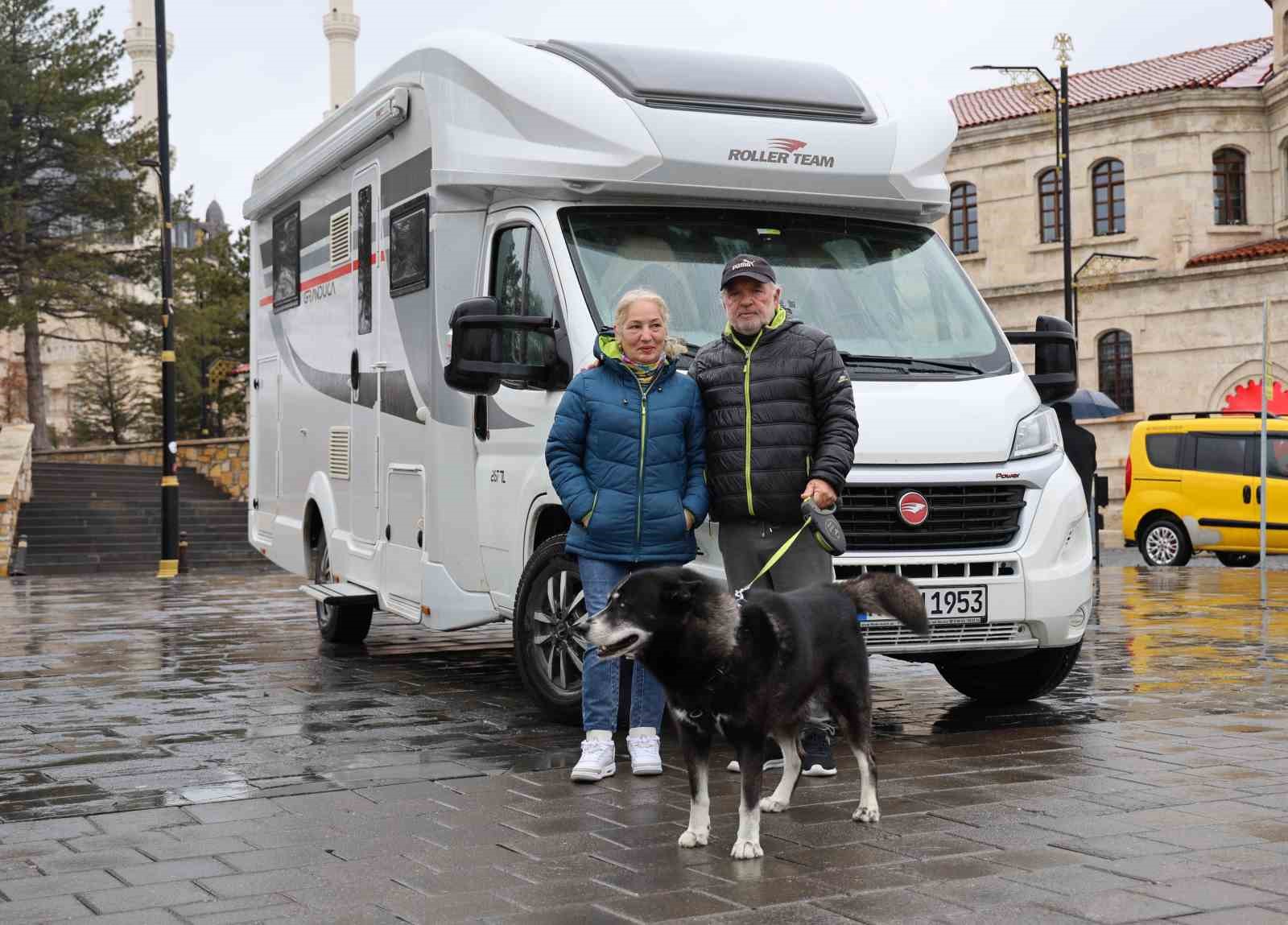 50 yıllık memleket hasretlerini karavanla gideriyorlar
