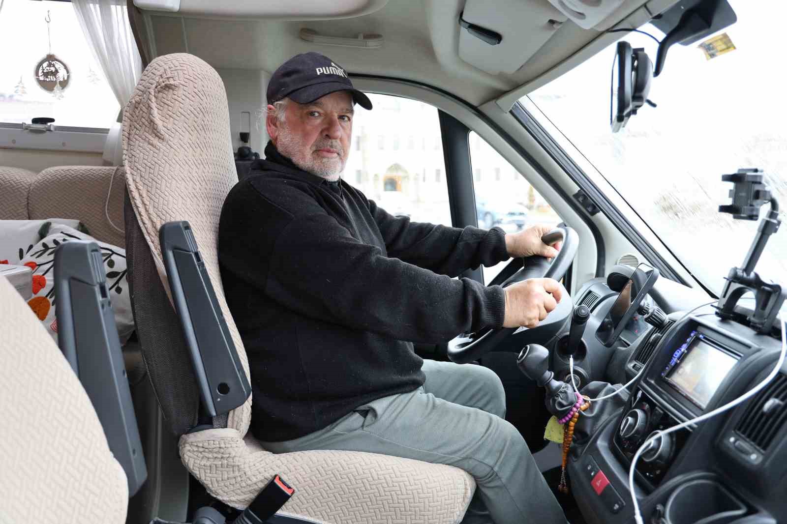 50 yıllık memleket hasretlerini karavanla gideriyorlar
