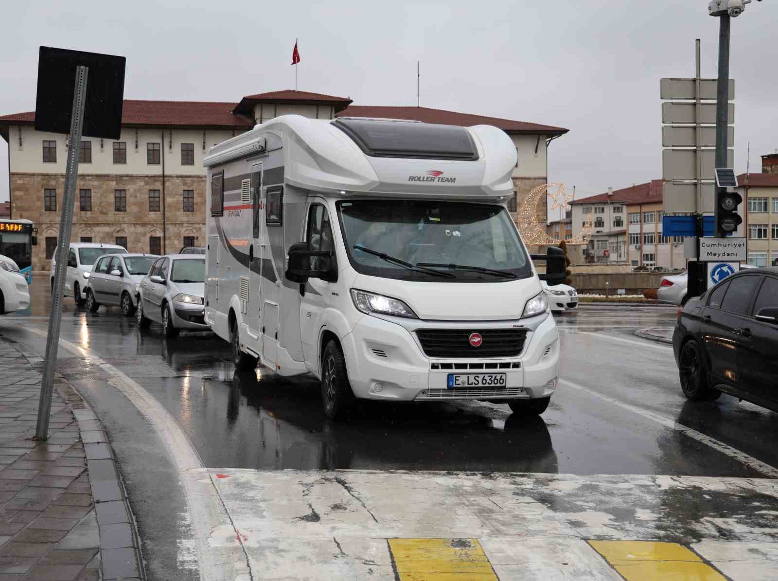 50 yıllık memleket hasretlerini karavanla gideriyorlar
